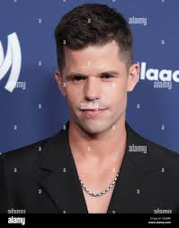 News carver hi-res stock photography and images