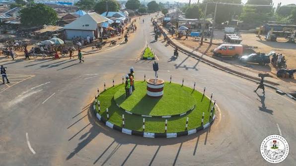 CONSTRUCTION OF 556KM ROADS IN MINNA & 25 LOCAL GOVERNMENT AREAS IN NIGER  STATE. Location: Sarkin Pawa, Munya Local Government. Status: • Surface  Course and Asphalt Paving. • ⁠Completion of Drainage Construction.