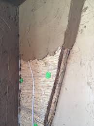 Okologische Innendammung Und Lehmverputzung Fur Wande Und Decken Im Innenbereich Reet Und Hanfschaben Als Innendammung Lehmputz Umweltfreundliche Hauser Lehm