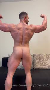 Muslcer guy show his muscle naked - ThisVid.com