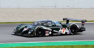 The turns had towering walls that sloped downwards to the center. Bentley Speed 8 Shaun Lynn Bentley Speed Race Cars Le Mans