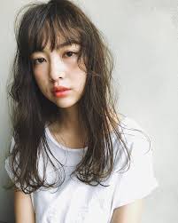 ナチュラルパーマでフェミニン 30代 40代に似合う ふんわりロングヘア カタログ キナリノ ロングヘア レイヤーカットヘア パーマ 種類