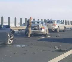Jun 27, 2021 · o femeie de 32 de ani a murit în urma unui accident produs, duminică, pe autostrada a1, în zona localităţii orţişoara din judeţul timiş, iar o alta de 46 de ani a fost transportată la spital cu răni grave. Patru RÄƒniÈ›i Intr Un Accident Produs Pe A1 In Apropiere De NÄƒdlac Actualitati Arad