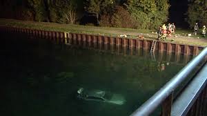 Bei der kollision ist ein teil der brücke eingestürzt. Familiendrama Auto Sturzt In Dortmund Ems Kanal News Inland Bild De