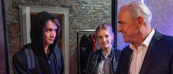 Ella was born 19th march 1996, in queen mary's hospital sidcup, kent, england, the first born child of richard banks and helen banks. Was Lauft Heute The Bank Hacker Mare Of Easttown Army Of The Dead Nieder Mit Den Banken Detektor Fm Das Podcast Radio