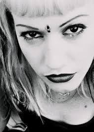 Black And White Music Video Female Singer 90s Pin By Fritzi Schwenkhoff On Gwen No Doubt Gwen Stefani Pictures Gwen Stefani 90s Gwen Stefani
