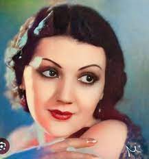 Consuelo Frank Galza, mejor conocida como Consuelo Frank. Nacimiento: 25 de  abril de 1910, Carrizal de Arteaga, Michoacán (México). Siendo hija de  Teresa Galza y Arturo Nischro Frank. Su padre murió cuando