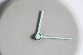 Minimalistische Beton Uhr Basteln In 2020 Basteln Diy Uhr Uhren