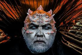 Cara Diabólica. Homem Com Espinhos Ou Verrugas. Conceito De Artes Escuras.  Diabo Com Barba Branca Vestida De Monstro. Mal No Preto Foto de Stock