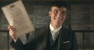 a rare photo of tommy shelby smiling peaky blinders filmes cantores