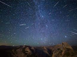 A meteoroid of the perseids with a size of about ten millimetres entering the earth's atmosphere in slow motion (x 0.1). Etoiles Filantes Les Perseides Se Profilent Sciences Et Avenir