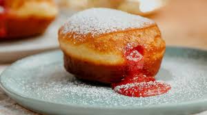 Beignes Farcis A La Confiture De Fraises 5 Chefs Dans Ma Cuisine Ici Radio Canada Ca Desserts Food Cuisine