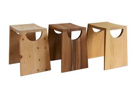 Die stühle können unter dem tisch platzsparend verstaut werden, wenn sie nicht gebraucht werden. Arvenhocker Hocker Stuhl Massivholz Schreinerei David Rohrbach Zernez