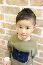 バリカンを使ったソフトモヒカンのスタイルです トップを長めに残し 前髪は短めのアシンメトリーで毛流れに合わせました こども専門の美容室 チョッキンズ 2歳 男の子 髪型 髪型 男の子 幼児向けヘアスタイル