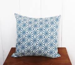 Coussin en goa bleu de qualité chez ifilhome, le spécialiste du linge de maison de qualité à prix coussin goa bleu pétrole. Housse De Coussin 40 X 40 Cm Jacquard Bleu Petrole Etoiles Asanoha Motifs Geometriques Textiles Et Tapis Pa Housse De Coussin Motif Geometrique Bleu Petrole