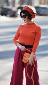 Un Beret Orange Joliment Assorti A Un Pantalon Couleur Fuschia Beret Outfit Color Blocking Outfits Jumper Outfit