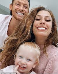 Jun 10, 2021 · stacey solomon has revealed that she and fiancé joe swash are expecting another baby together. Stacey Solomon Posts Rare Snap Of Male Role Model Joe Swash With His Eldest Son Harry And Baby Rex Daily Mail Online