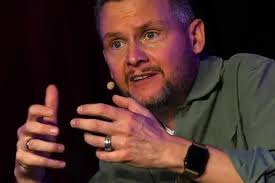 Tobias Mann feiert mit „Real/Fake“ Premiere in Mainz