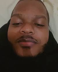 Soy todo lo que has deseado ser. Me veo como quisieras verte, hago el sexo  como tú quisieras, soy listo, capaz y muy importante. Soy libre en la forma  que tú no lo eres.