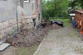 Als tüv geprüfter sachverständiger für schimmelsanierung und zertifizierter sachverständiger für schäden an gebäuden erstellen wir gutachten und führen die professionelle trockenlegung schnell und sachkundig durch. Trockenlegung Des Hauses Freilegen Des Kellerfundaments Mit Den Vorbereitungen Zum Trockenlegen Unseres Hauses Vor Gut Kellerwande Aussenwand Jugendstilvilla
