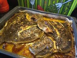 Rodaballo gratinado700 g de rodaballo en lomos limpios 12 mejillones 12 almejas o chirlas 100 g de mantequilla 1 cebolla blanca grande 2 cucharadas de salsa de tomate casera 20 ml de vino blanco 1 limón (zumo) sal, pimienta blanca y laurel 1 cucharada de perejil picado 3 cucharadas queso rallado. Pin En Segundos