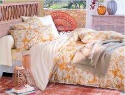couette imprime fleuri dans les tons doux oranges et ivoire style estival linvosges collection printemps ete 2017 parure de lit linge de lit draps de lit