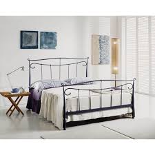 In realtà, le sue geometrie eleganti e raffinate ne fanno il complemento perfetto anche per le camere da letto più moderne. Alba Letto Matrimoniale In Ferro Battuto Finitura Vernice Scegli La Struttura Del Tuo Letto Testiera Con Giroletto