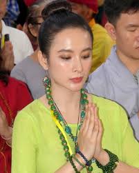 Angela phương trinh dù chỉ góp một vai nhỏ trong kính vạn hoa nhưng cũng để lại rất nhiều ấn tượng đẹp trong lòng khán giả. Angela PhÆ°Æ¡ng Trinh Nhá»› áº£nh Thá»i ThÆ¡ áº¥u Giáº£i Tri Thutuong