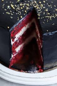 Dieser saftige schokokuchen ist perfekt für geburtstage und co. Runder Schwarzer Kuchen Mit Gestreiften Roten Und Weissen Fullung Lizenzfreie Fotos Bilder Und Stock Fotografie Image 62343209