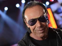 4.3 out of 5 stars13 customer ratings. Vacanze Vip Antonello Venditti Al Mare Il Cantante Immortalato In Slip E Senza Occhiali Foto Luxgallery It