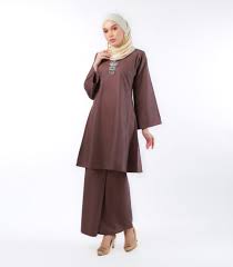 Baju kurung terbahagi kepada dua iaitu baju kurung lelaki dan baju kurung perempuan. Kurung Pahang Kurung Riau Kurung Baju Kurung Tradisional Baju Raya Klasik Raya Tradisional Baj The Kebaya And Kurung Expert Stay Safe
