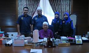 Mahathir mohamad pada 18 disember 2015 di putrajaya. Malaysiakini Pesan Mufti Perak Bela Orang Islam Yang Dizalimi
