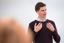 Er legte seine matura im jahr 2009 am bundesrealgymnasium in horn ab und leistete. Junos Chef Hoyos Man Muss Kurz In Die Verantwortung Nehmen