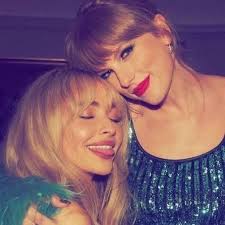 So will we only see the OG surprise song dresses when she brings out a  guest? And our newer surprise song dresses when it's just Tay and her  chaos? Because we've never