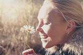 Glückliche Frau Daisy Blume In Händen Hängen Riechen Stockfoto und mehr  Bilder von Blume