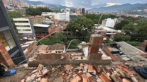 Emergencia en Medellín: Colapso de Muro Deja Heridos y Afectación en El Poblado - Imagen principal del artículo