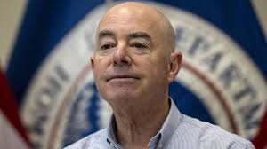 Mayorkas asegura que FEMA no tiene fondos para el resto de la temporada de  huracanes 2024 y desata críticas