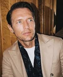 Elegant stil for sesongens festligheter 🥂Utforsk Oscar Jacobson hos  Follestad.no