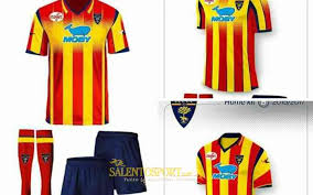 Mieru pezzetti e cazzotti cantato dai giocatori del lecce calcio. Lecce Ecco Le Nuove Maglie Ufficiali I Commenti Dei Tifosi Belle Ma Usiamole In Serie B Salentosport