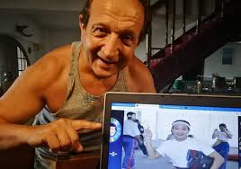 Η συνύπαρξη δύο διαφορετικών ανθρώπων και οι αντιδράσεις στα ποικίλα γεγονότα της καθημερινής ζωής είναι το θέμα της σειράς. Spyros Mpimpilas H Anarthsh Kai To Mhnyma Toy Gia To Rolo Toy Lakh Sto Kwnstantinoy Kai Elenhs Zappit