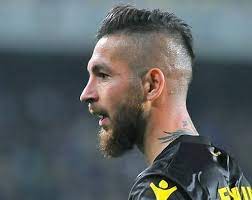 Kariyer sayfasında adem büyük isimli futbolcunun sezon bazında takımının yer almış olduğu turnuvalardaki maç, gol, asist, sarı kart, kırmızı kart, oyuna girme, oyundan alınma, ilk onbirde. 1905 Numara On Twitter Adem Buyuk Un Ensesinde Ki Kartal Dovmesini Goren Bir Tek Benmiyim
