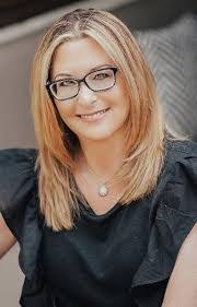 Candace Schuler's Instagram, Twitter & Facebook