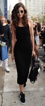 Casual Outfit Idea Black Maxi Dress Plus Bag Plus Sneakers Women S Style Outfits Pretty Dresses Casual Black Maxi Dress Outfit Black Maxi Dress