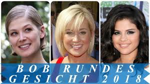 Diese lässige frisur, bei der die haarsträhnen seitlich ins gesicht fallen können, lassen es schlanker wirken. Beste Bob Frisuren Rundes Gesicht 2018 Youtube