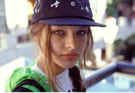 Unga Mila Jovovich ser ut som Jill Valentine : r/residentevil