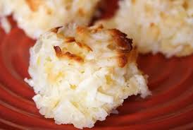 Make Delicious Coconut Macaroons With Just 3 Ingredients Recipe Coconut Macaroons Easy Coconut Macaroons Macaroon Recipes
