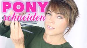 Wie Schneide Ich Mir Selber Einen Pony Anleitung Natascha Meyer Pony Selber Schneiden Pony Frisur Selber Schneiden Schrager Pony Selber Schneiden