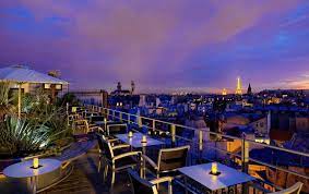 Entre les deux bassins de piscine, ce jardin d'été perché sur les toits mêle art déco, cultures urbaines et mixologie. Le 43 Rooftop Paris 6 Rooftop A Decouvrir Sur Toi Toi Mon Toit