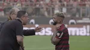 Wilson witzel deixa uma mensagem ao se ajoelhar para gabigol wagnão. Governador Wilson Witzel Se Ajoelha Para Gabigol Que O Esnoba Poder360