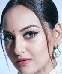 Sonakshi sinha is a movie actress. Bollywood Celebrity Sonakshi Sinha S Best Stunning Sensuous Top Pics From The Lens Of Gpn Globalprimenews Global Prime News